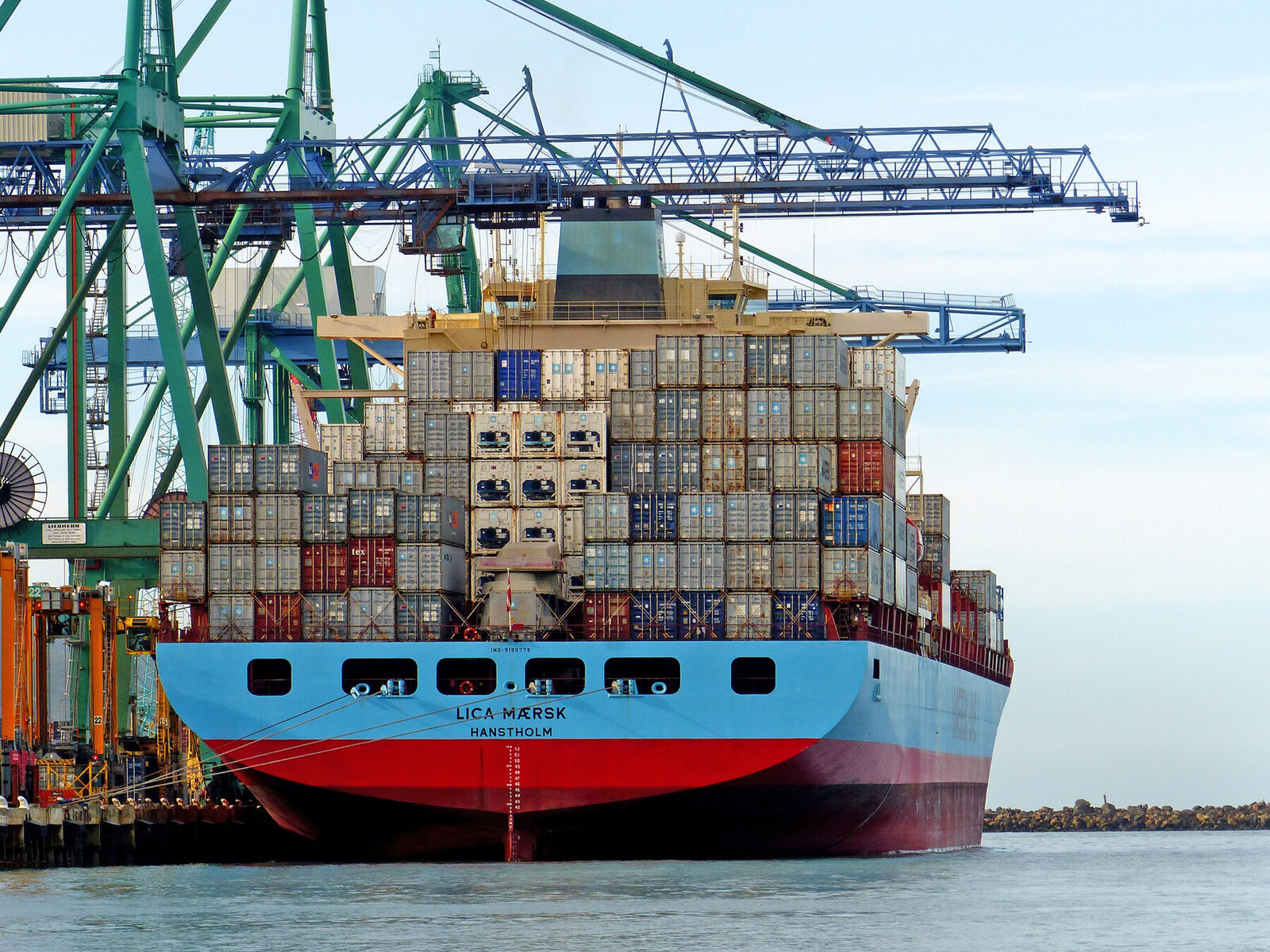 Container vessel loading at a port terminal
